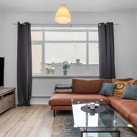 V53 Lovely 2 Bedroom In Apartment *